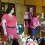 Sběratelka představuje ve veselském kulturním domě rozmanitý svět panenek Barbie