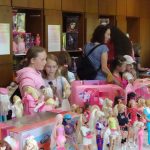 Sběratelka představuje ve veselském kulturním domě rozmanitý svět panenek Barbie