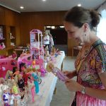 Sběratelka představuje ve veselském kulturním domě rozmanitý svět panenek Barbie