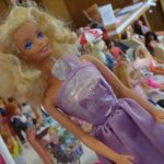 Sběratelka představuje ve veselském kulturním domě rozmanitý svět panenek Barbie