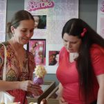 Sběratelka představuje ve veselském kulturním domě rozmanitý svět panenek Barbie