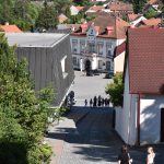 V jistebnické galerii návštěvníci obdivovali kostýmy Dagmar Březinové a obrazy Jana Kunovského