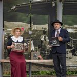 Nevšední polepy krumlovských zastávek chrání ptactvo a oživují historii