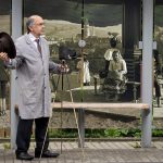 Nevšední polepy krumlovských zastávek chrání ptactvo a oživují historii
