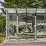 Nevšední polepy krumlovských zastávek chrání ptactvo a oživují historii