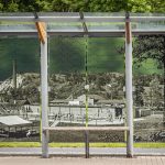Nevšední polepy krumlovských zastávek chrání ptactvo a oživují historii