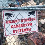 VIDEO: Opevněná chata, výstražné cedule na plotě. Kvůli muži, který kradl elektřinu, vyrážela na Písecko zásahovka