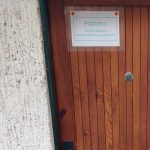 VIDEO: Opevněná chata, výstražné cedule na plotě. Kvůli muži, který kradl elektřinu, vyrážela na Písecko zásahovka