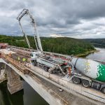 Most přes Orlík už má hotovou nosnou konstrukci. V srpnu přestanou jezdit vlaky přes ten původní