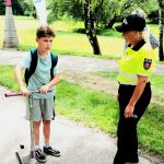 Ta přilba patří na hlavu, ne do baťůžku, upozorňovali českobudějovičtí strážníci malé elektrokoloběžkáře