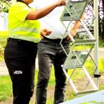 Ta přilba patří na hlavu, ne do baťůžku, upozorňovali českobudějovičtí strážníci malé elektrokoloběžkáře