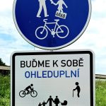 Ta přilba patří na hlavu, ne do baťůžku, upozorňovali českobudějovičtí strážníci malé elektrokoloběžkáře