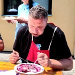 Borůvkobraní: Vítěz soutěže jedlíků posnídal borůvkový jogurt a pak spořádal 23 knedlíků. Večer si dá svíčkovou