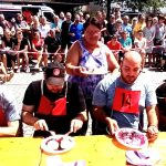 Borůvkobraní: Vítěz soutěže jedlíků posnídal borůvkový jogurt a pak spořádal 23 knedlíků. Večer si dá svíčkovou
