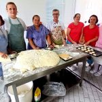 Borůvkobraní: Vítěz soutěže jedlíků posnídal borůvkový jogurt a pak spořádal 23 knedlíků. Večer si dá svíčkovou