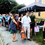 Borůvkobraní: Vítěz soutěže jedlíků posnídal borůvkový jogurt a pak spořádal 23 knedlíků. Večer si dá svíčkovou