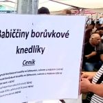 Borůvkobraní: Vítěz soutěže jedlíků posnídal borůvkový jogurt a pak spořádal 23 knedlíků. Večer si dá svíčkovou