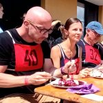Borůvkobraní: Vítěz soutěže jedlíků posnídal borůvkový jogurt a pak spořádal 23 knedlíků. Večer si dá svíčkovou