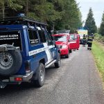 Na cyklistku u Stožce spadl strom. Vážně zraněnou ženu do nemocnice transportoval vrtulník