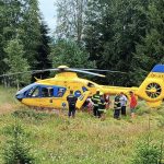 Na cyklistku u Stožce spadl strom. Vážně zraněnou ženu do nemocnice transportoval vrtulník