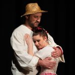 Divadelní festival Loučovický papírek nabízí každou neděli pohádku. Zahájilo Národní divadlo ze Čkyně