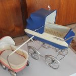 Bechyňský kulturní dům nabízí výstavu Retrokárky paní Šárky. Vedle kočárků jsou k vidění i panenky a další hračky