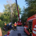 U Hrudkova se převrátil traktor. Zpět na kola ho dostával jeřáb