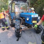 U Hrudkova se převrátil traktor. Zpět na kola ho dostával jeřáb