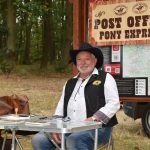 Táborem projel Pony express. Veze i poštu s razítkem z Pintovky