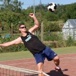 VIDEO: Pořadatelé nohejbalu v Drhovli si umí vybrat počasí
