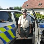 Policisté pobavili seniory v Sousedovicích. Přijeli za nimi historickou Volhou
