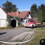 V Hartmanicích hořela dílna. Jeden člověk skončil v péči záchranářů