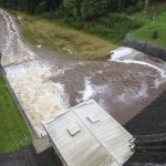 Přidáno VIDEO. Husinecká přehrada začne za zhruba šest hodin přetékat