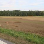 Po střetu s autem vyletěl motorkář ze silnice a skončil v poli