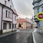 Změna na křižovatce u pošty ve Vimperku. Rekonstrukce ulic 1. máje a Pivovarská je u konce