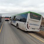 Řidiči autobusu se udělalo za jízdy špatně. Po nehodě vyprošťovali cestující hasiči