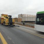 Řidiči autobusu se udělalo za jízdy špatně. Po nehodě vyprošťovali cestující hasiči