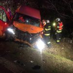 Aktualizováno. U rybníka Štilec se srazila dodávka s autobusem