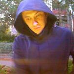 Podvodník zareagoval na inzerát, prodávajícího připravil o půl milionu. Policie pátrá po totožnosti člověka u bankomatu