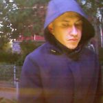 Podvodník zareagoval na inzerát, prodávajícího připravil o půl milionu. Policie pátrá po totožnosti člověka u bankomatu