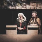 Na hradě je ženská! Noc na Karlštejně v podání ochotníků z Radomyšle bavila