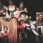 Na hradě je ženská! Noc na Karlštejně v podání ochotníků z Radomyšle bavila