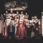 Na hradě je ženská! Noc na Karlštejně v podání ochotníků z Radomyšle bavila