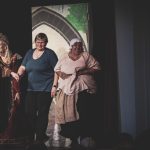 Na hradě je ženská! Noc na Karlštejně v podání ochotníků z Radomyšle bavila