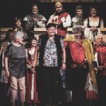Na hradě je ženská! Noc na Karlštejně v podání ochotníků z Radomyšle bavila
