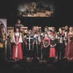 Na hradě je ženská! Noc na Karlštejně v podání ochotníků z Radomyšle bavila