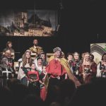 Na hradě je ženská! Noc na Karlštejně v podání ochotníků z Radomyšle bavila