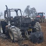 Na poli u Němčic shořel traktor. Škoda jde do milionů korun