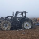 Na poli u Němčic shořel traktor. Škoda jde do milionů korun