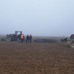 Na poli u Němčic shořel traktor. Škoda jde do milionů korun